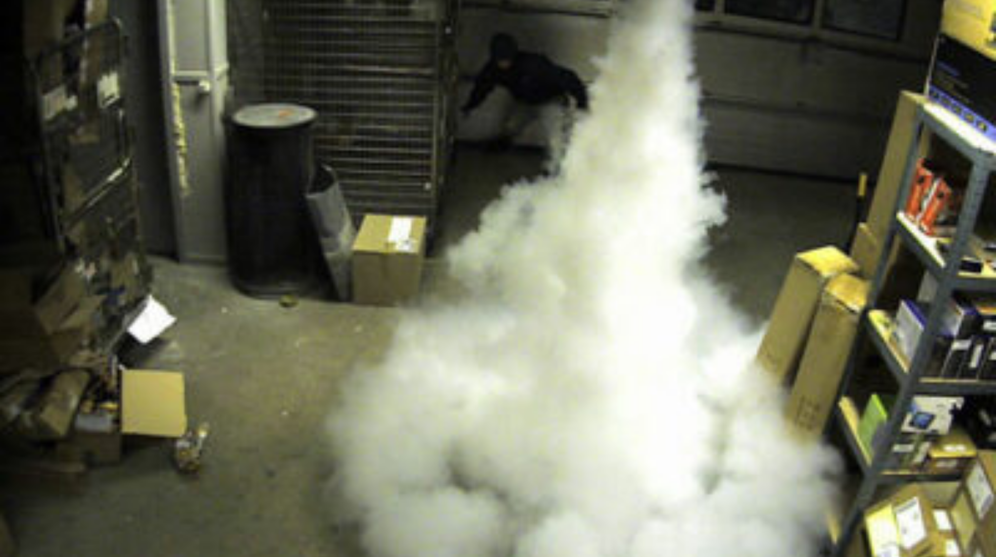 générateur de brouillard qui se déclenche lors d'un cambriolage dans un entrepôt