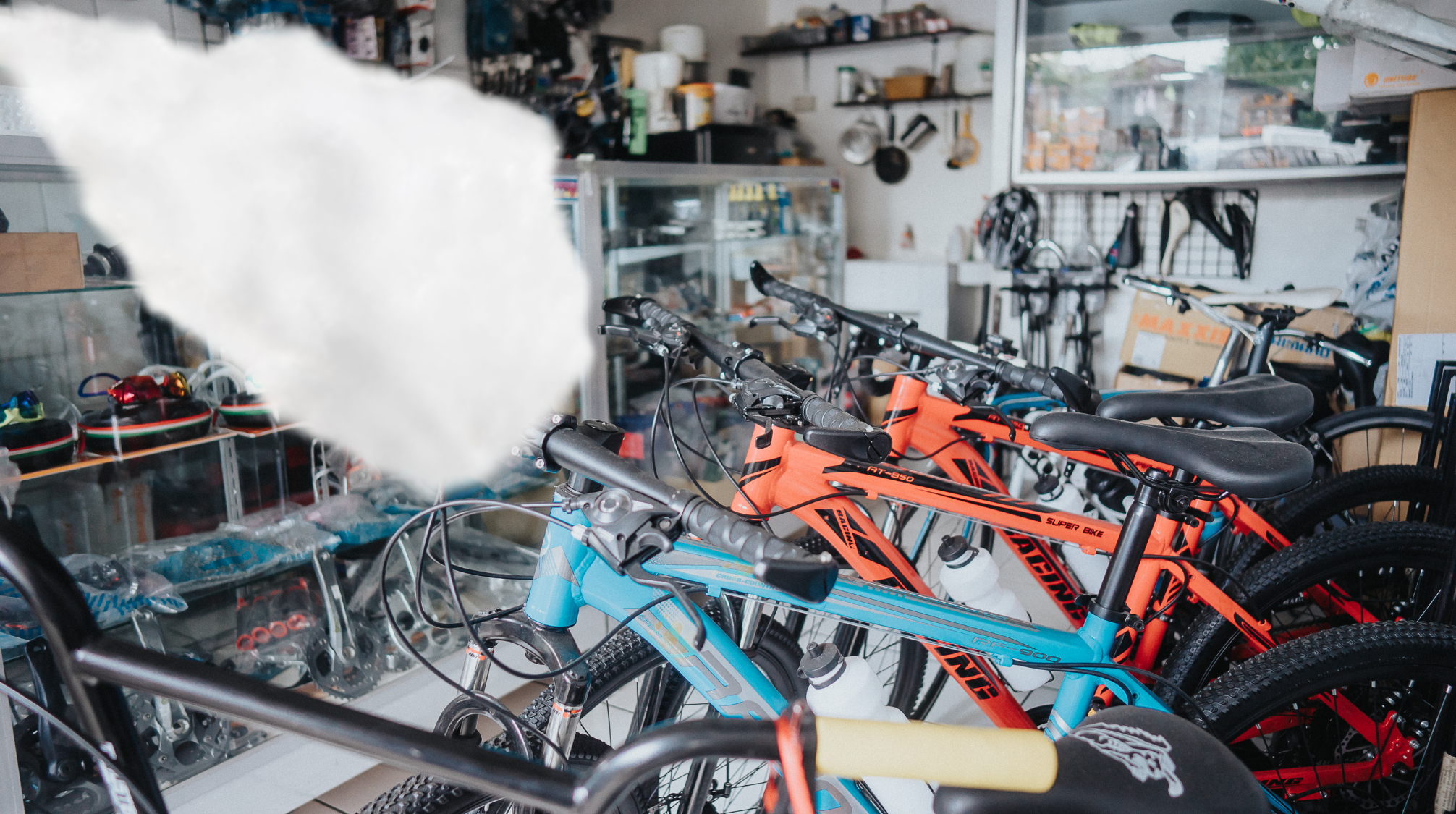 générateur de brouillard qui se déclenche dans un magasin de vélos